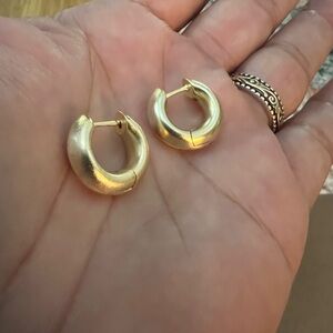 Kendra Scott gold hinged huggie earrings!